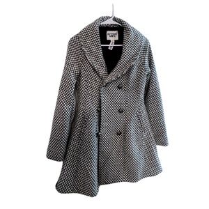 Beautiful and feminine light winter coat